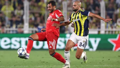 Vangelis Pavlidis (Benfika) i Sofjan Amrabat (Fenerbahče)
